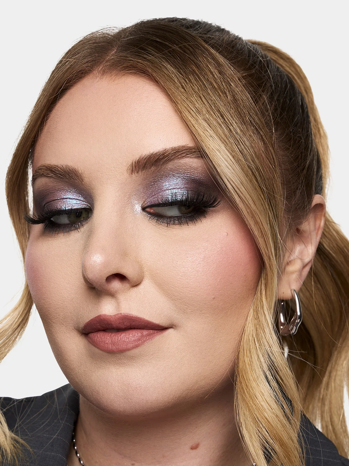 Nahaufnahme: Paula Wolf mit silbrig-lila schimmerndem Smokey Eye