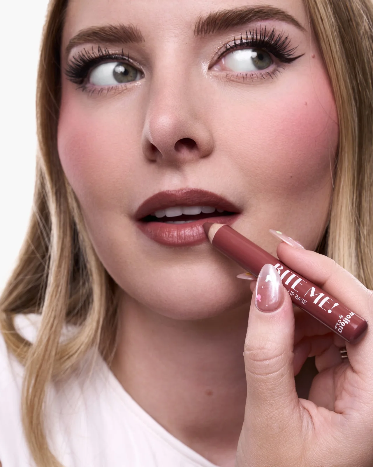 Paula Wolf trägt die BITE ME! Lip Base von wolfera auf